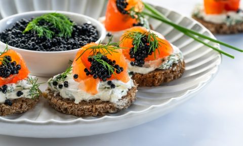 Cocktail,Canapes,With,Smoked,Salmon,,Cream,Cheese,And,Caviar,On